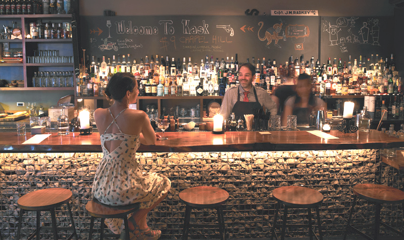 5 Reasons Your Bar Needs Cell Phone Charging Solutions