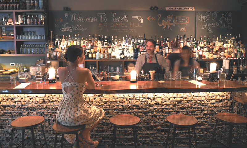 5 Reasons Your Bar Needs Cell Phone Charging Solutions